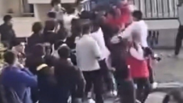 İzmir'de öğrenciler birbirine girdi: Sokak boks ringine döndü