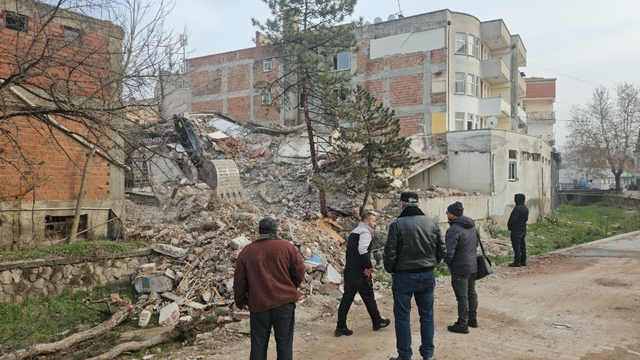 Depremin ardından Sındırgı'da tehlikeli yapılar kaldırılıyor