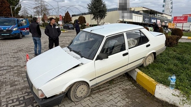 Kamyonet otomobile çarptı: 2 yaralı