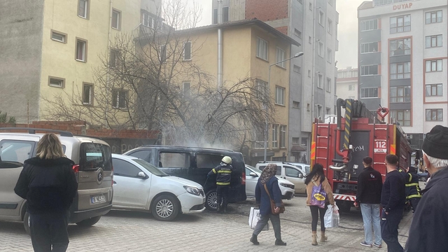 Bilecik'te park halindeki minibüs yandı