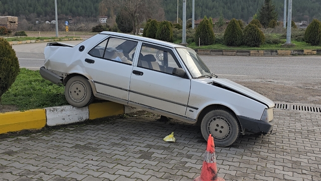 Karabük'te kamyonetle çarpışan otomobildeki 2 kişi yaralandı