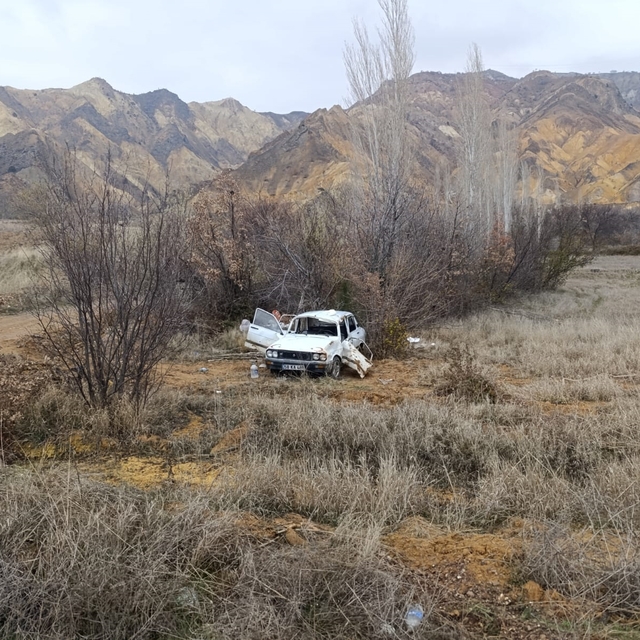 Sivas'ta otomobil şarampole devrildi: 1 ölü, 2 yaralı