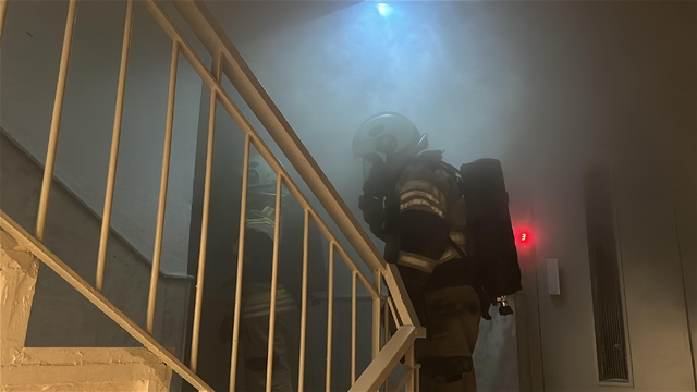 Çakmakla oynarken yangın çıkardı