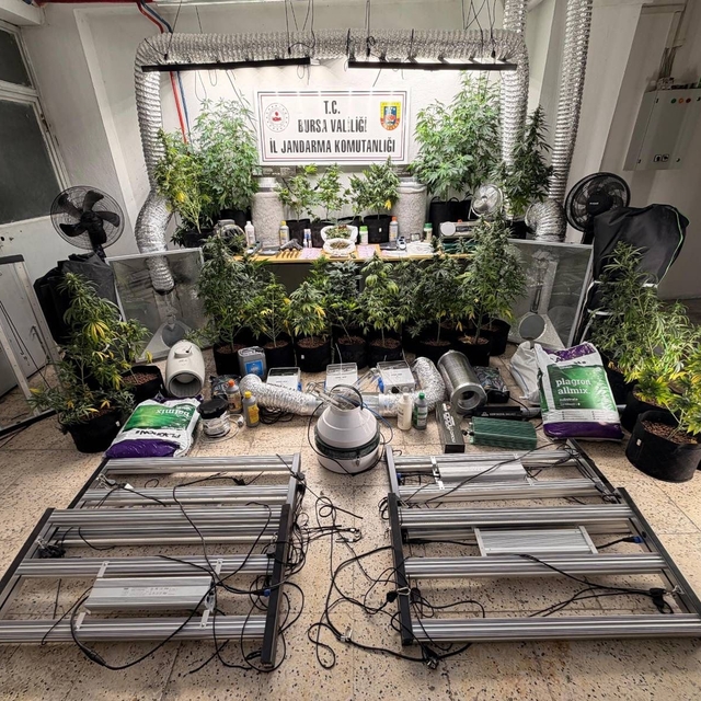 Evini uyuşturucu imalathanesine çevirdi, jandarma operasyonuyla yakalandı