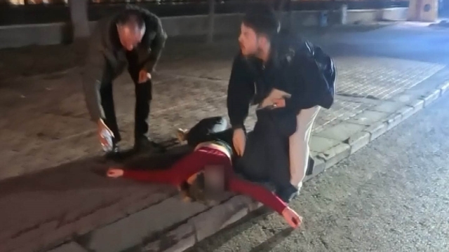 Kaldırıma yatıp çığlık attı, polisi görünce kaçmak istedi