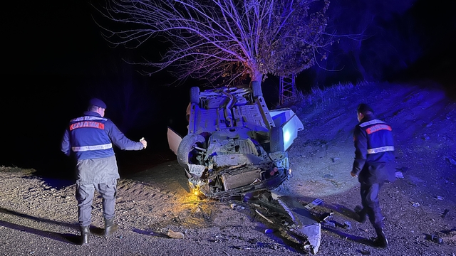 Adıyaman'da şarampole devrilen otomobildeki 3 kişi  yaralandı