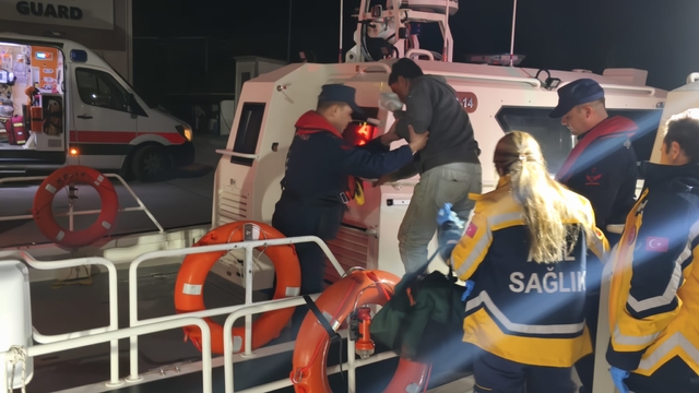 Muğla açıklarında balıkçı teknesinde yaralanan kişiye tıbbi tahliye