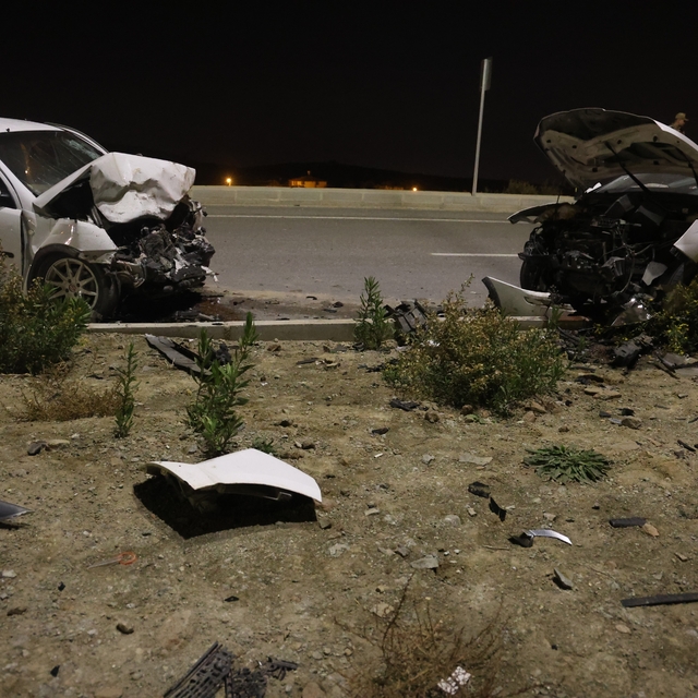 Kafa kafaya çarpışan otomobiller hurdaya döndü: 2 yaralı