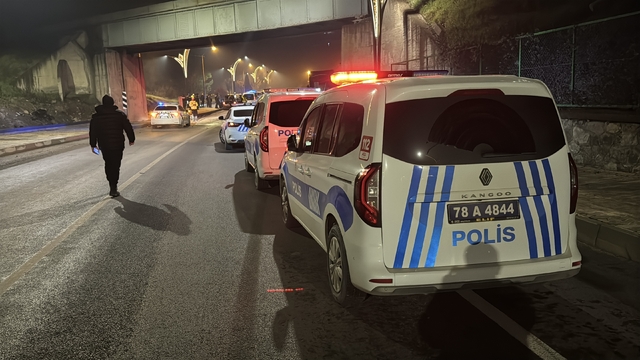 Karabük'te polisin "dur" ihtarına uymayan ehliyetsiz ve alkollü sürücü kaza yaptı