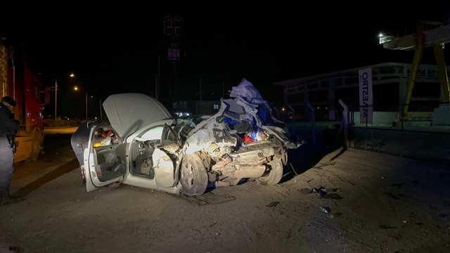 Menteşe'de tıra arkadan çarpan otomobil, hurda yığınına döndü: 1 ölü, 1 ağır yaralı