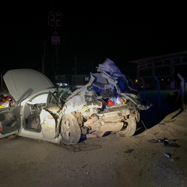 Menteşe'de tıra arkadan çarpan otomobil, hurda yığınına döndü: 1 ölü, 1 ağı...