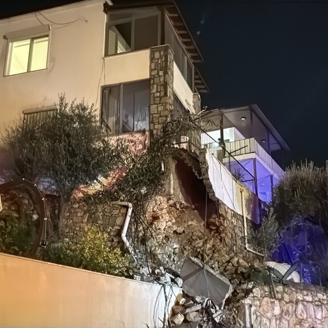 Bodrum'da sağanak; 1 evin istinat duvarı çöktü, yollar göle döndü