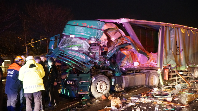 Karadeniz Sahil Yolu'nda TIR kazası; 1 yaralı