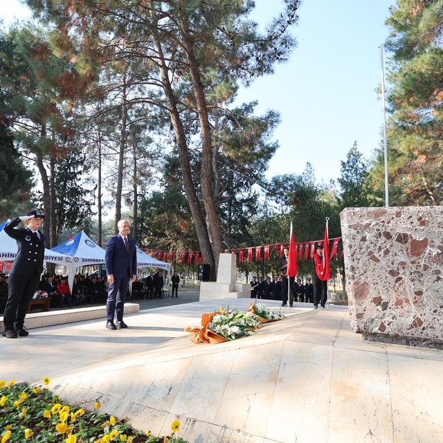 Şahinbey, Antep Savunması'nın kahramanlarını mezarları başında andı
Başkan...