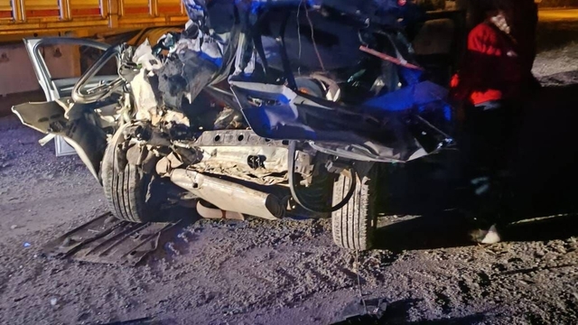 Otomobil, park halindeki TIR'a çarptı: 1ölü, 1 yaralı