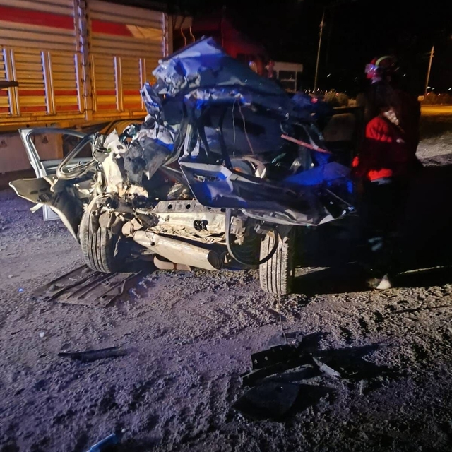 Otomobil, park halindeki TIR'a çarptı: 1ölü, 1 yaralı