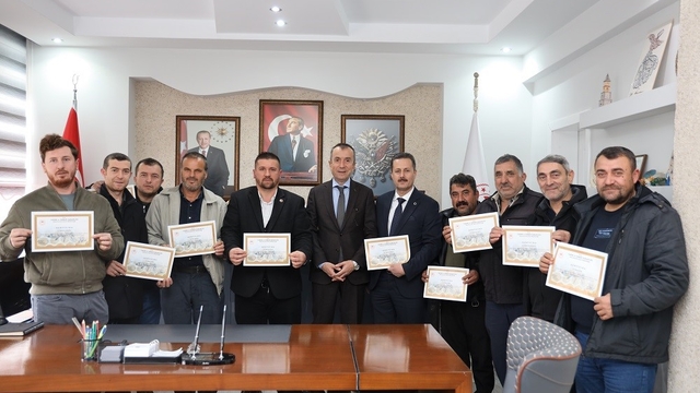 Bilecik'te ana arı yetiştiriciliği eğitimi alan 33 arıcı sertifikalarını aldı