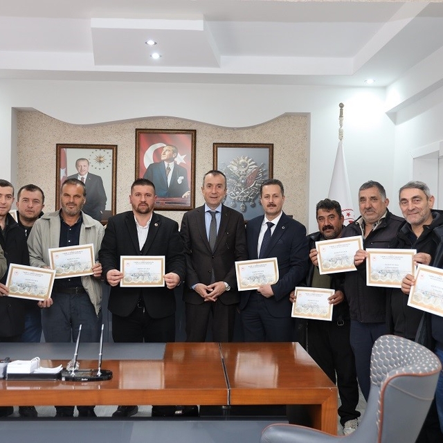 Bilecik'te ana arı yetiştiriciliği eğitimi alan 33 arıcı sertifikalarını al...