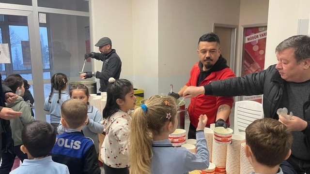 Öğrencilere ücretsiz çorba ikramı