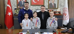 Dereceye giren minik yüzücülerden Bilecik'e gurur