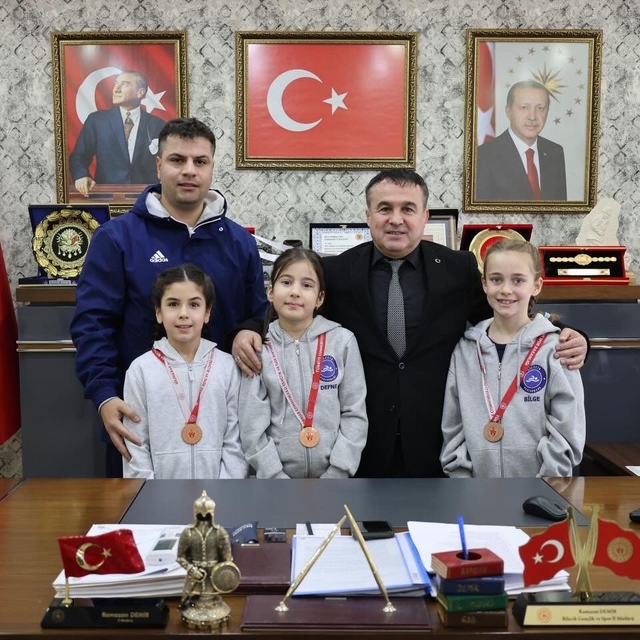 Dereceye giren minik yüzücülerden Bilecik'e gurur