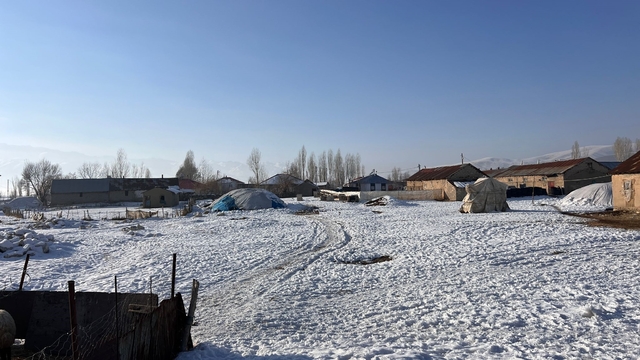 Hakkari'nin bir ilçesinde dondurucu soğuk, diğerinde bahar havası