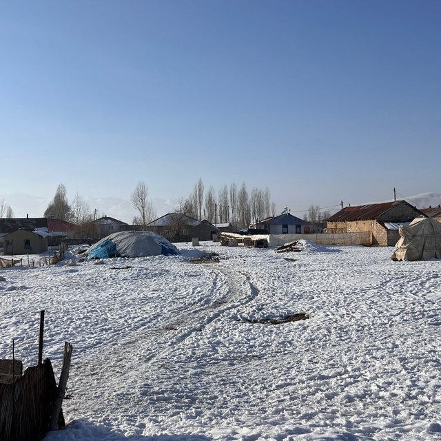 Hakkari'nin bir ilçesinde dondurucu soğuk, diğerinde bahar havası