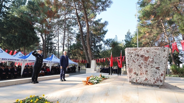 Şahinbey, Antep Savunması'nın kahramanlarını mezarları başında andı
Başkan Tahmazoğlu, destansı mücadelenin kahramanlarını andı