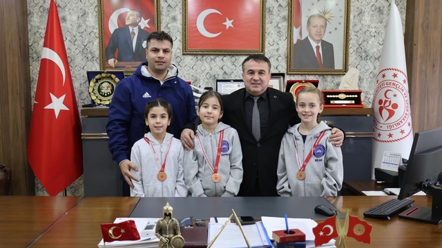 Dereceye giren minik yüzücülerden Bilecik'e gurur