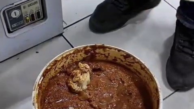 Baharatın içine bozulmasın diye bırakılan çiğ et, zabıta ekiplerini şaşırttı