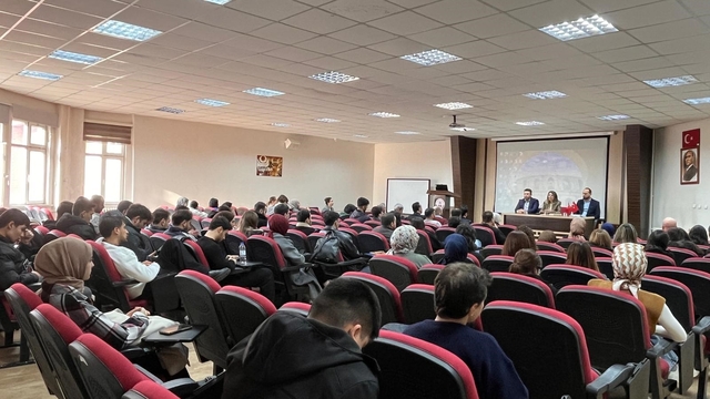 TOGÜ'de Mehmet Akif'in edebi ve fikri mirası ele alındı