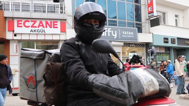 Kuryelerin kış mevsiminde zorlu çalışma şartları
Sipariş yetiştirmeye çalışırken daha çok kaza yapıyorlar, soğukta sürekli hasta oluyorlar
Eskişehir Kuryeler Birliği Başkanı Gökay Başar: "Sipariş geciktiğinde tepkiler alıyoruz, mobbing altında yaşıyoruz"
Kurye Ceren İlayda Aygün: "Buzlanmalar ve çukurlardan kaynaklı daha fazla kaza yapıyoruz"
Göktuğ Benlikaş: "Soğuktan korunmak için kat kat giyinmemiz gerekiyor"