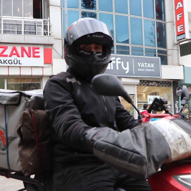 Kuryelerin kış mevsiminde zorlu çalışma şartları
Sipariş yetiştirmeye çalış...