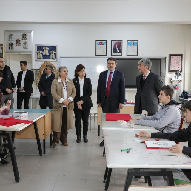 Kütahya Valisi Işın: "Özel bireylerin mesleki beceriler kazanması ve üretim...