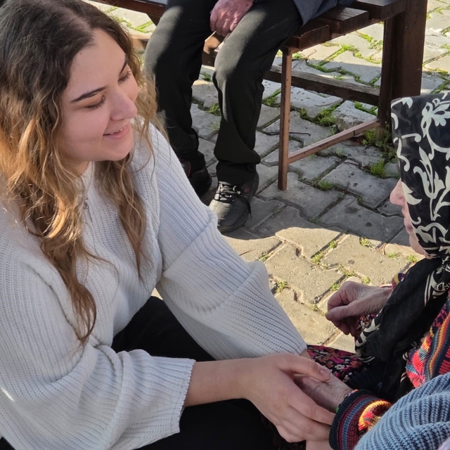 Üniversiteli gençler, yaşlı çınarları unutmadı