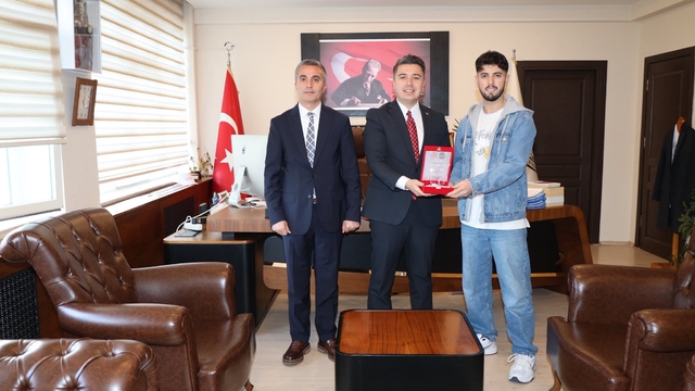 Sanatıyla Karacasu'ya değer katan öğrenci plaketle onurlandırıldı
Kapalı Spor Salonu'na yaptığı çizimler takdir topladı