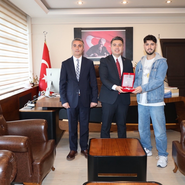 Sanatıyla Karacasu'ya değer katan öğrenci plaketle onurlandırıldı
Kapalı Sp...