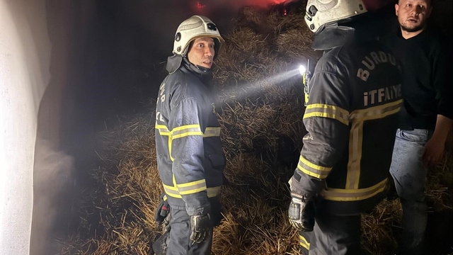Burdur'da çıkan yangında 2 bine yakın saman balyası zarar gördü