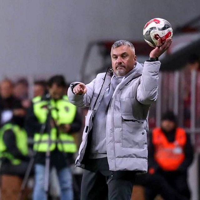 Samsunspor Teknik Direktörü Reis: "İlk yarı bizim adımıza başarılı geçti"
"...