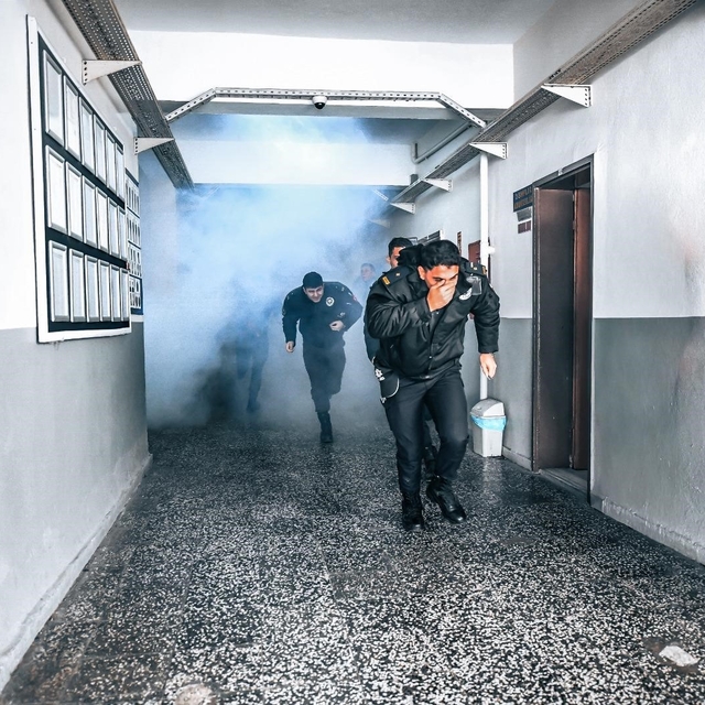 İzmir'de, itfaiyeden polis okulunda yangın tatbikatı