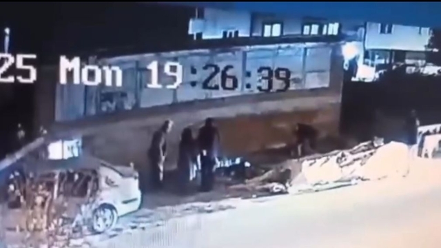 3 kişiye saldırıp ısıran köpek, tabancayla vuruldu; o anlar kamerada