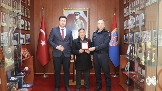 Burdur'da 91 yaşındaki hayırsever birikimini jandarmaya bağışladı