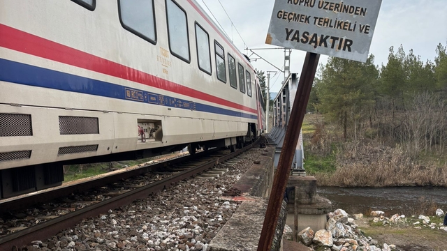 Balıkesir'de yolcu treninin çarptığı kişi öldü