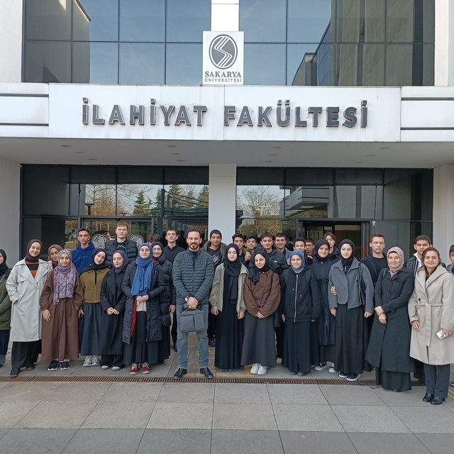 Liseli öğrenciler üniversiteyi ziyaret ederek deneyim kazandı