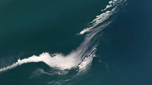 Van Gölü yüzeyindeki köpüklenme şaşırttı
Van Gölü yüzeyinde oluşan kilometre uzunluktaki beyaz köpük havadan görüntülendi