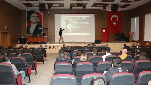 Kütahya'da emniyet personeline, "İntihar saldırılarının tespiti ve alınacak önlemler" konulu seminer