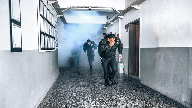 İzmir'de, itfaiyeden polis okulunda yangın tatbikatı