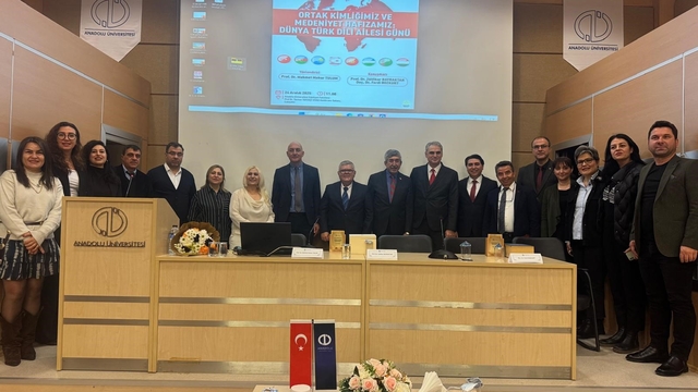 Eskişehir'de 'Ortak Kimliğimiz ve Medeniyet Hafızamız' başlıklı program
Türk dilinin tarihi derinliği, Türkoloji çalışmaları ve çağdaş dünyadaki yeri çok yönlü sunumlarla ele alındı