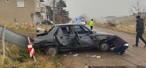 Trafik levhasına çarpıp hurdaya dönen araçta 3 kişi yaralandı