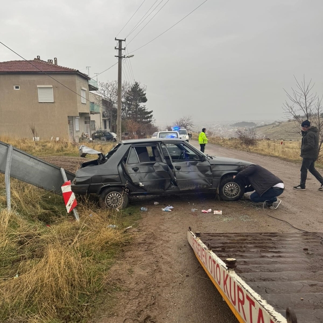 Trafik levhasına çarpıp hurdaya dönen araçta 3 kişi yaralandı